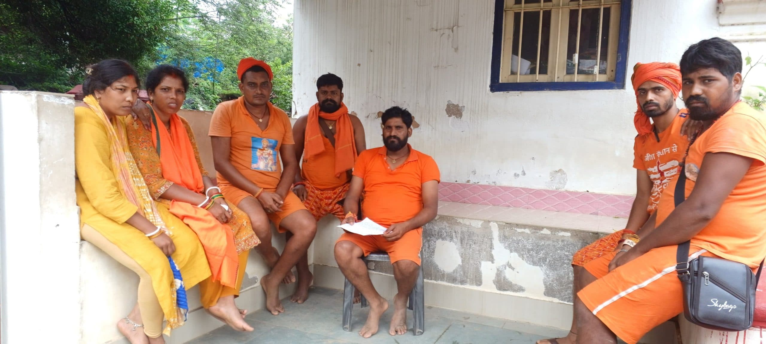 Deoghar News : चतरा के कांवरियों के 20 हजार रुपये व तीन मोबाइल चोरी