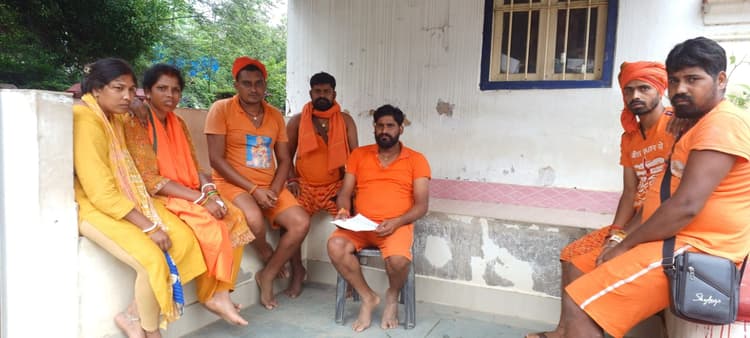 Deoghar News : चतरा के कांवरियों के 20 हजार रुपये व तीन मोबाइल चोरी