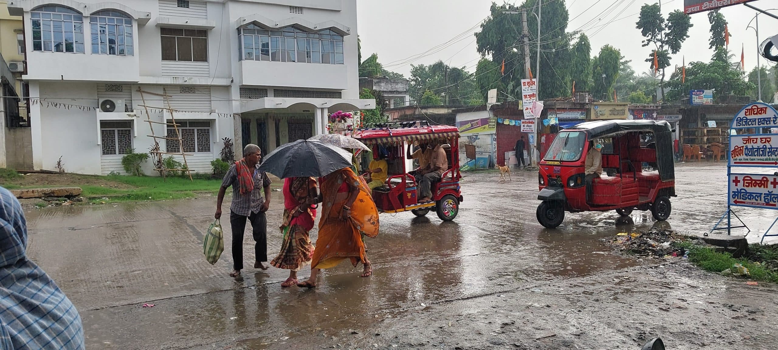 रिमझिम बारिश ने सड़कों पर जलजमाव, लोग हुए परेशान