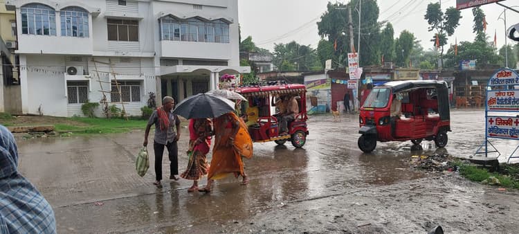 रिमझिम बारिश ने सड़कों पर जलजमाव, लोग हुए परेशान