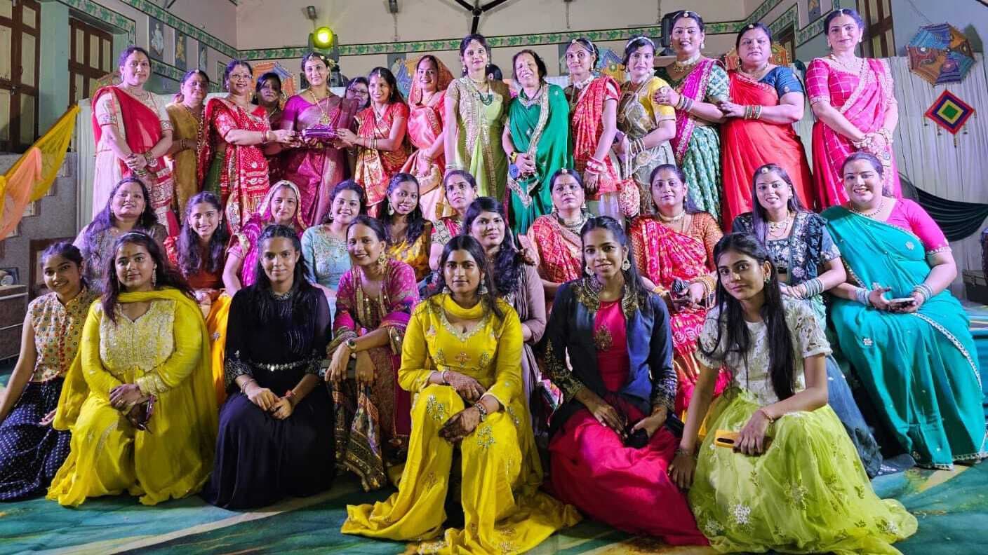 कार्यक्रम में महिलाओं ने मचाया धमाल