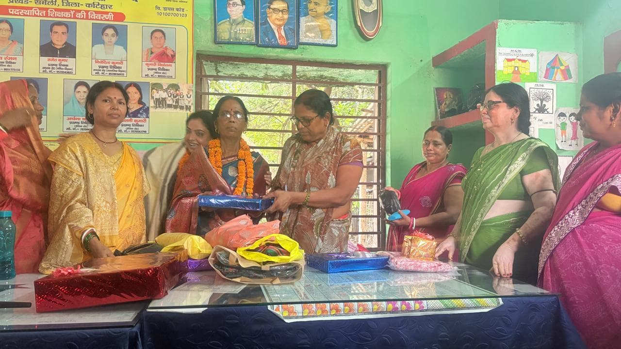 सेवानिवृत्ति पर शिक्षिका को समारोह आयोजित कर दी विदाई