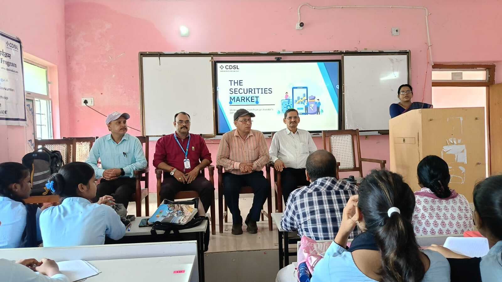 निवेश करते समय सुरक्षित और विवेकपूर्ण रणनीति जरूरी: प्रभारी प्राचार्य