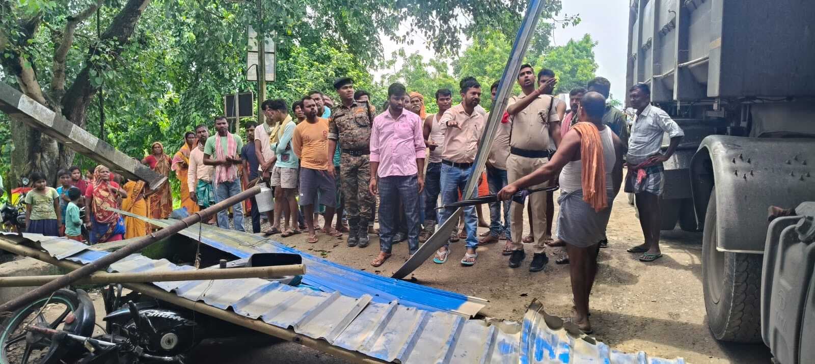 अंडर ग्राउंड रेलवे पुल क्षतिग्रस्त हो गया