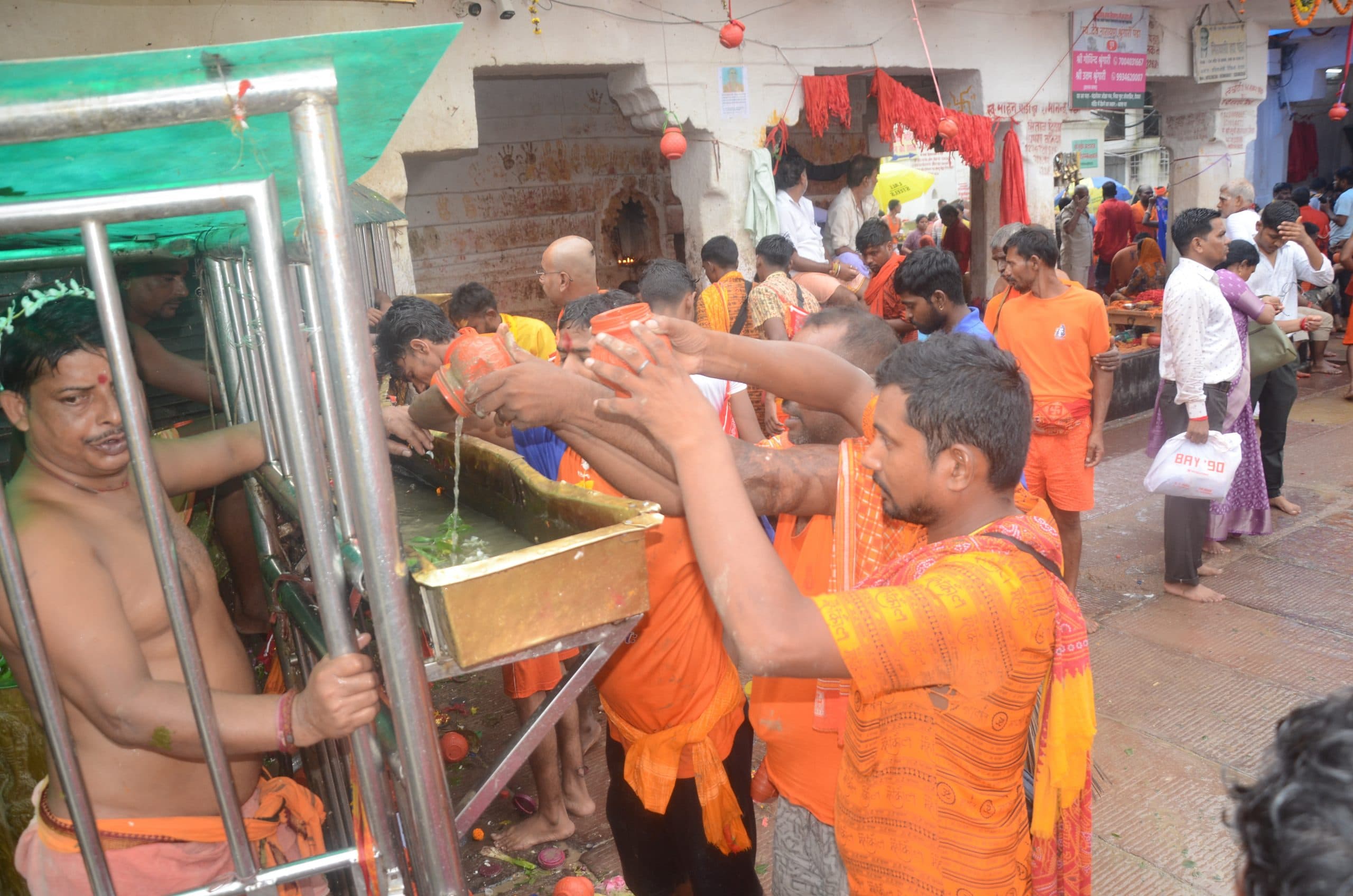 Deoghar News : बाबा मंदिर में 1.65 लाख भक्तों ने चढ़ाया जल