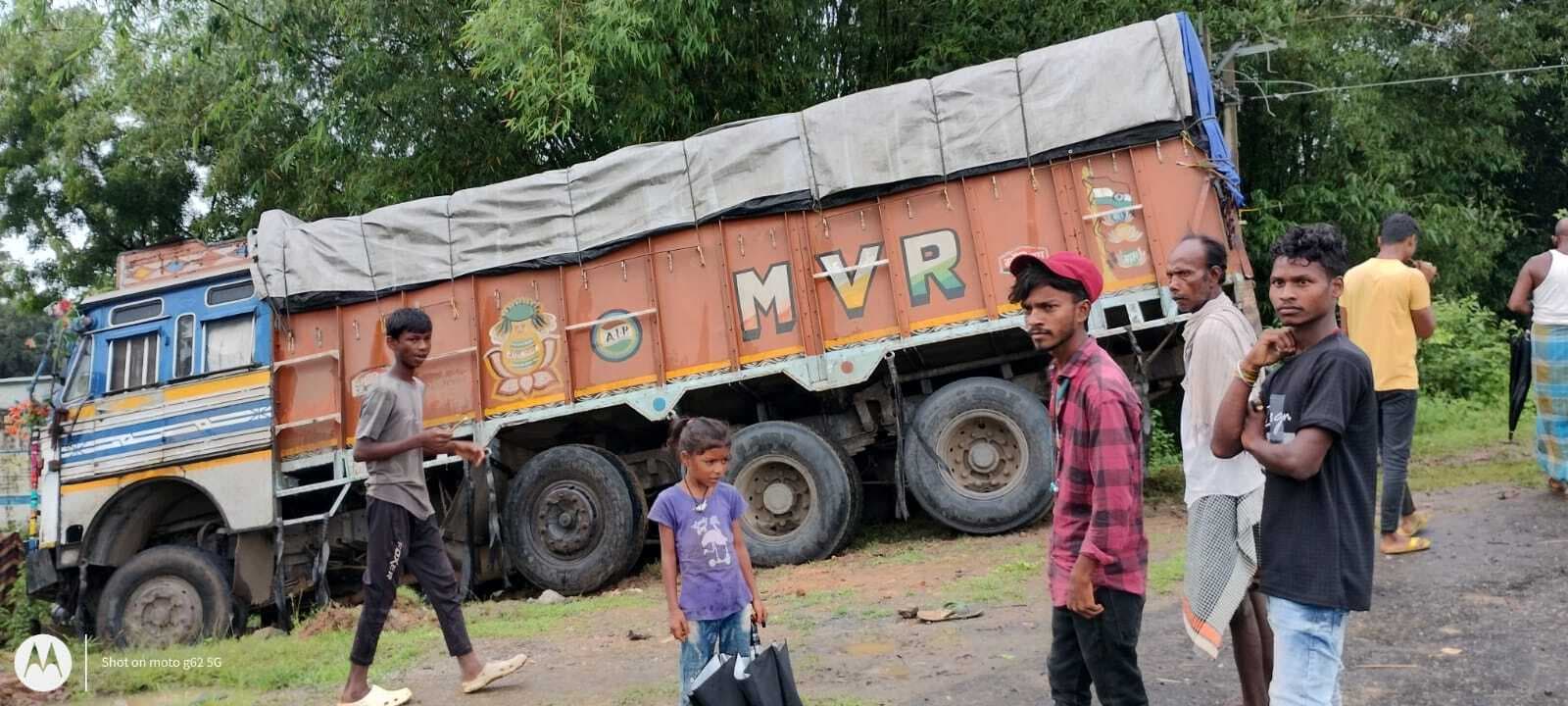 Deoghar news : पहाड़पुर गांव में छड़ लदा ट्रक दुर्घटनाग्रस्त, बचे चालक व उपचालक