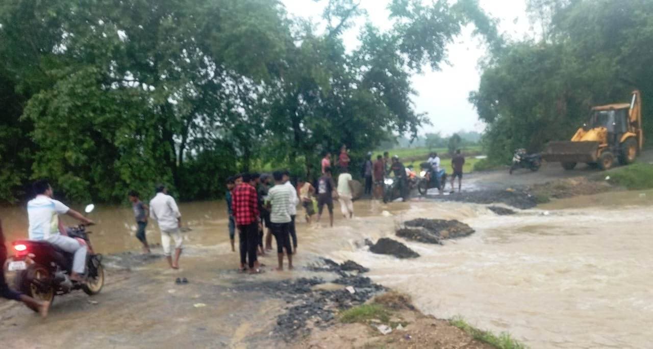 गंगटी नदी में आयी उफान के बाद डायवर्सन पर चढा पानी