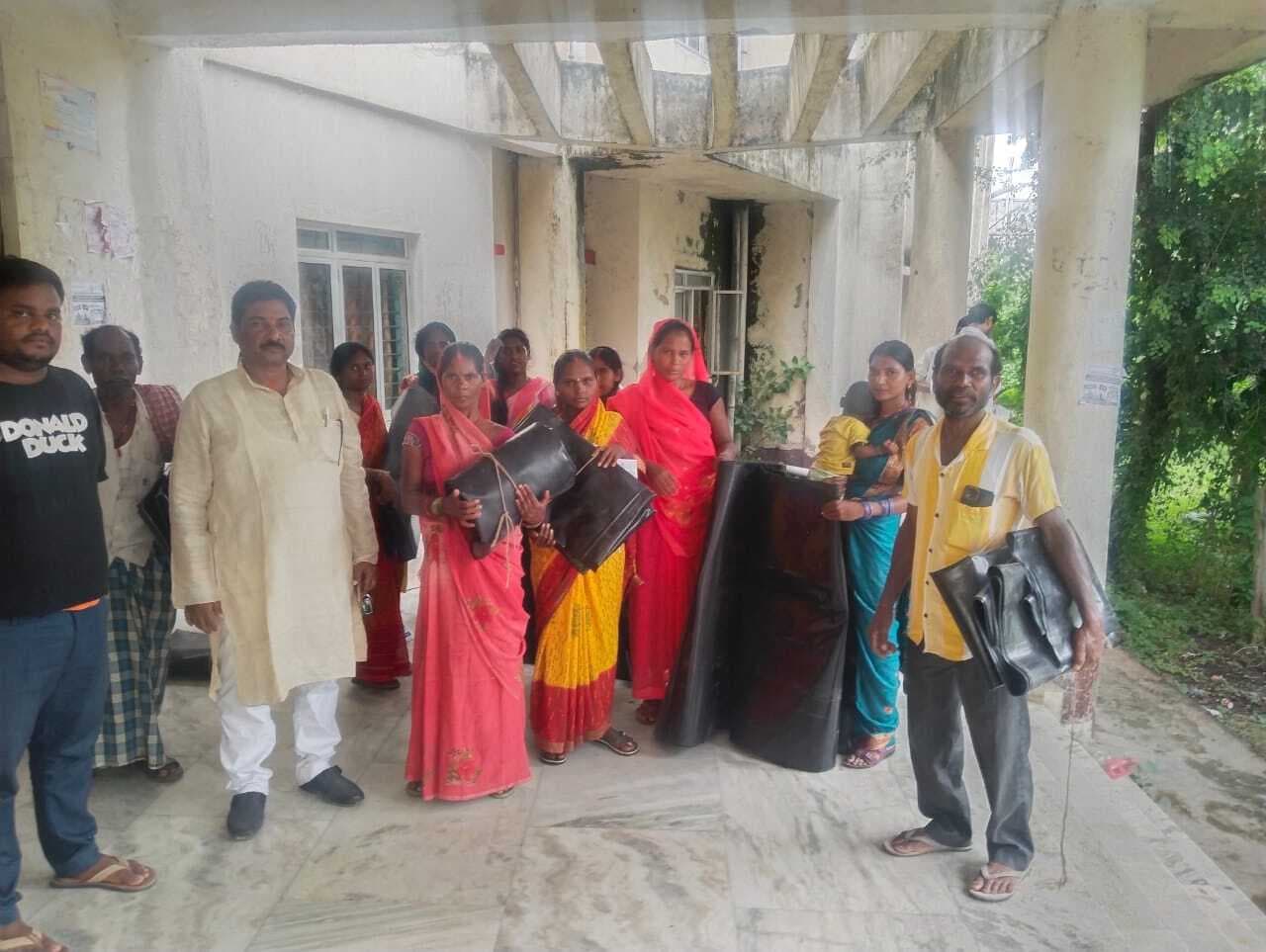 पीड़ितों को अंचल अधिकारी ने बांटा प्लास्टिक, सहायता का आश्वासन