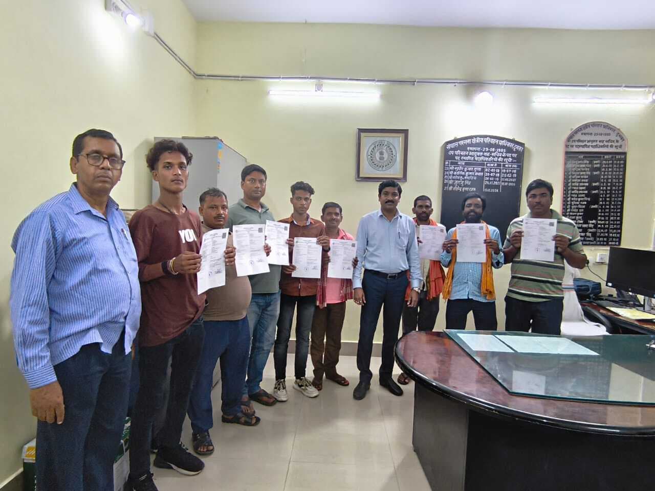 Deoghar News : ऑटोरिक्शा चालकों को अब घर बैठे मिलेगा परमिट, देवघर में विशेष कैंप में 17 को मिला परमिट