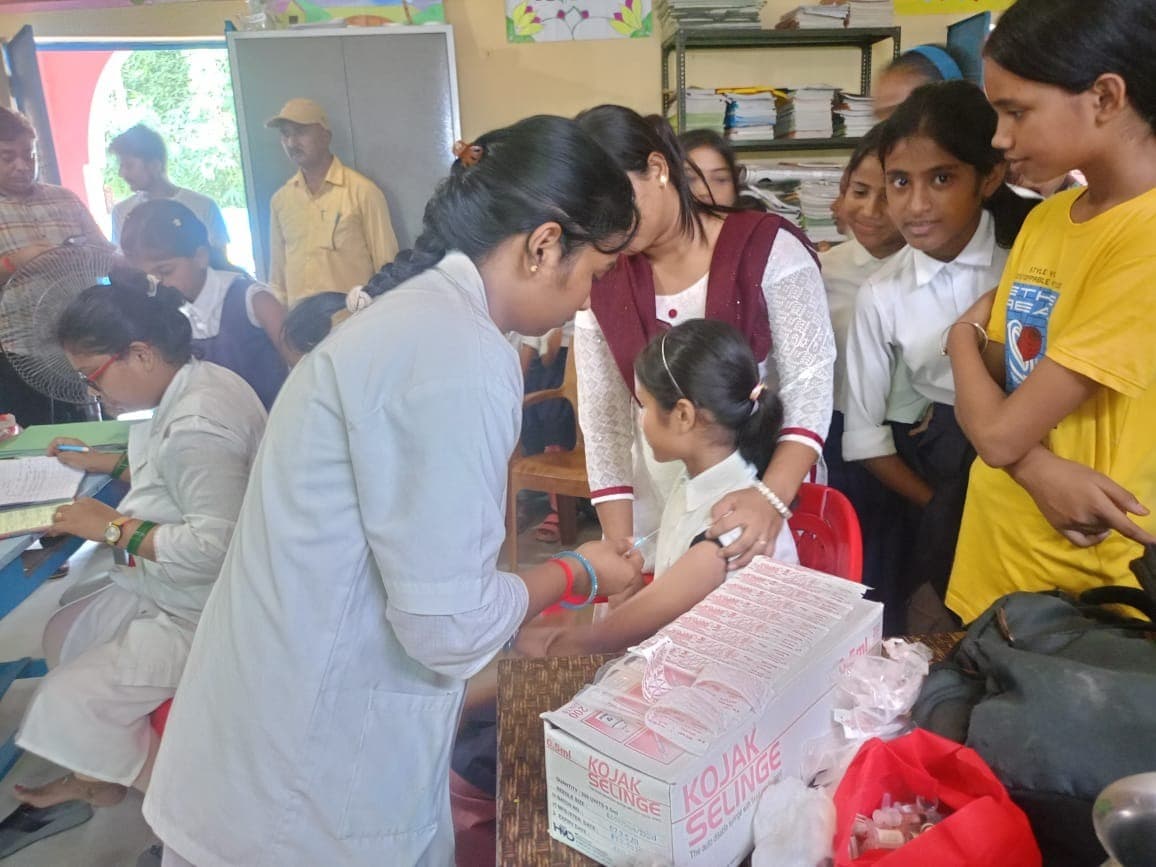 छात्राओं को एचपीवी का लगाया गया टीका