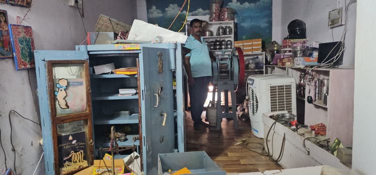 चोरों ने लाखों की ज्वेलरी पर किया हाथ साफ