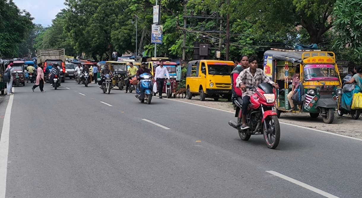 Giridih News :गिरिडीह में सड़क सुरक्षा के निर्देश हवा हवाई, ट्रैफिक पुलिस की मौजूदगी में नाबालिग दौड़ा रहे बाइक-टोटो
