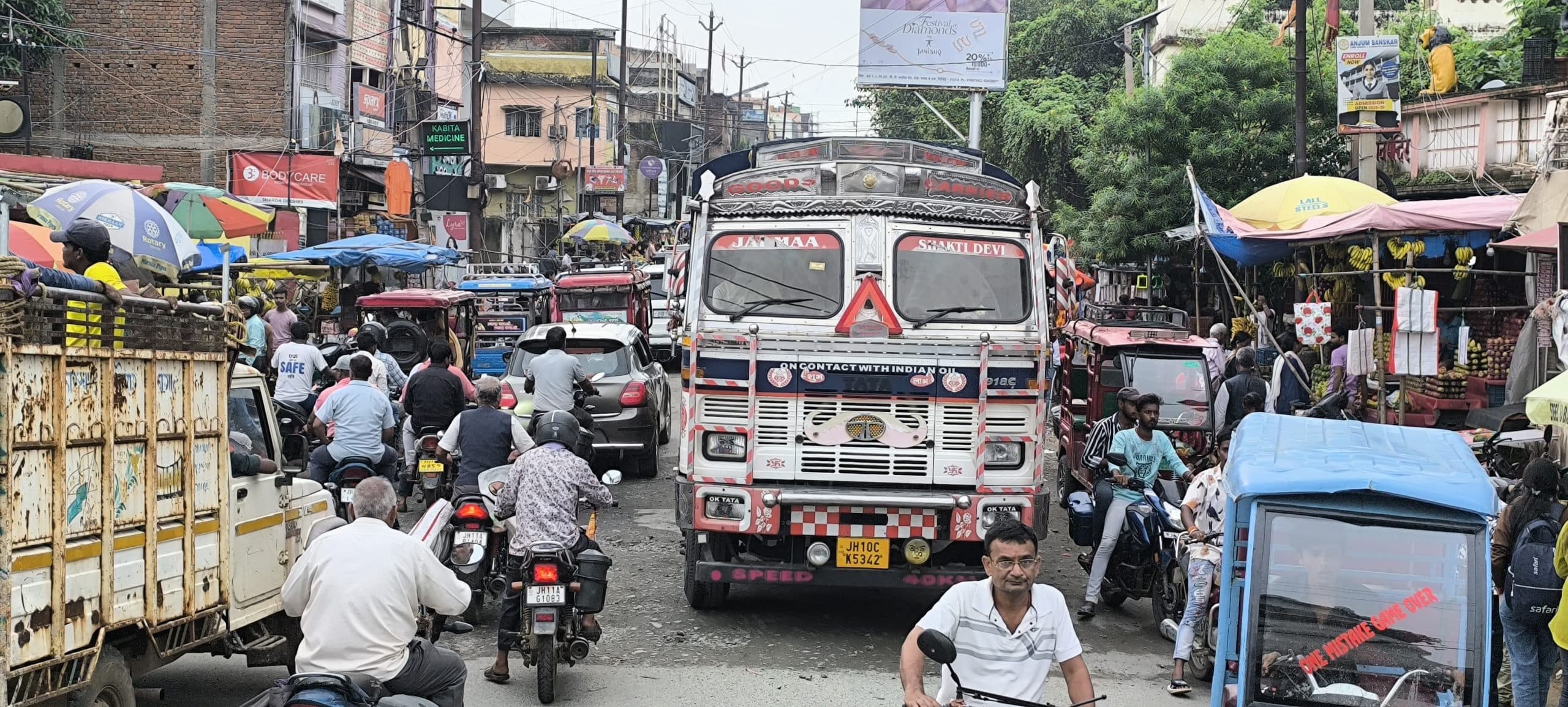 Giridih News :शहर में नो इंट्री हो रही बेअसर, भारी वाहनों के कारण लगता है जाम