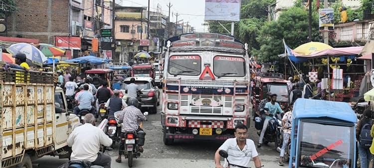 Giridih News :शहर में नो इंट्री हो रही बेअसर, भारी वाहनों के कारण लगता है जाम