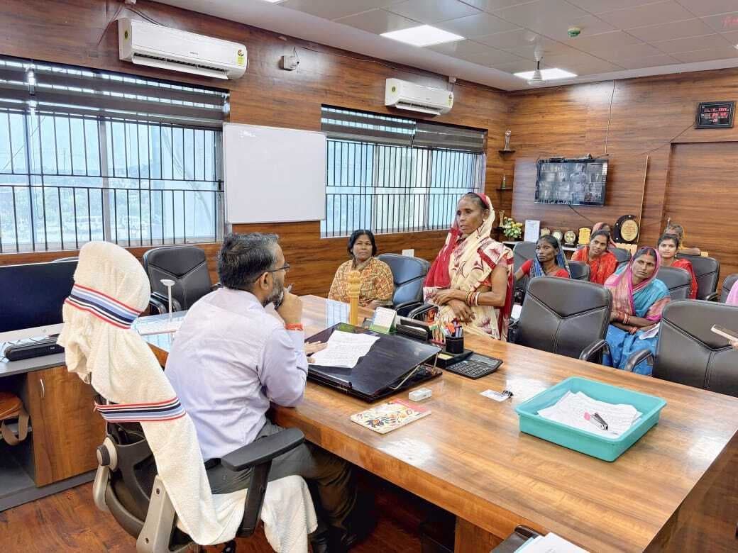 Giridih News :जनता दरबार में डीसी ने सुनीं समस्याएं