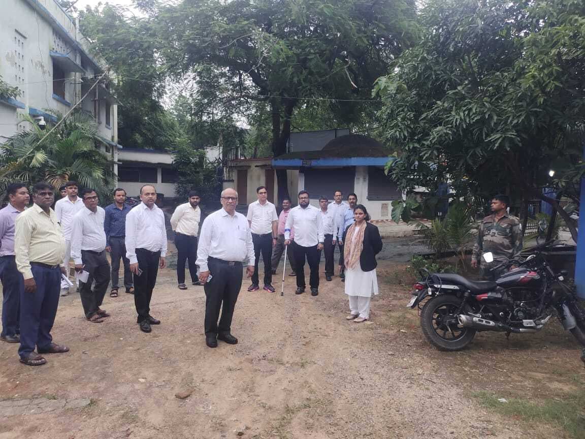 Giridih News: व्यवहार न्यायालय परिसर की साफ-सफाई की समीक्षा बैठक