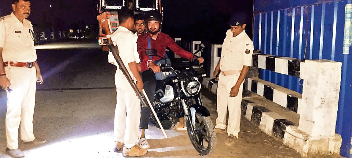 Gopalganj News : उत्पाद विभाग के जवान से बाइक सवार अपराधियों ने इंसास राइफल छीनी