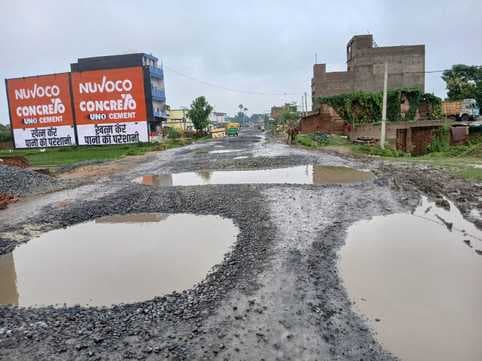 हनवारा-सन्हौला मुख्य मार्ग की हालत बदहाल, बारिश में सड़क बनी जानलेवा