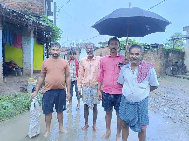 ढाडाचक गांव की सड़कें बनीं तालाब, ग्रामीणों का जनजीवन अस्त-व्यस्त