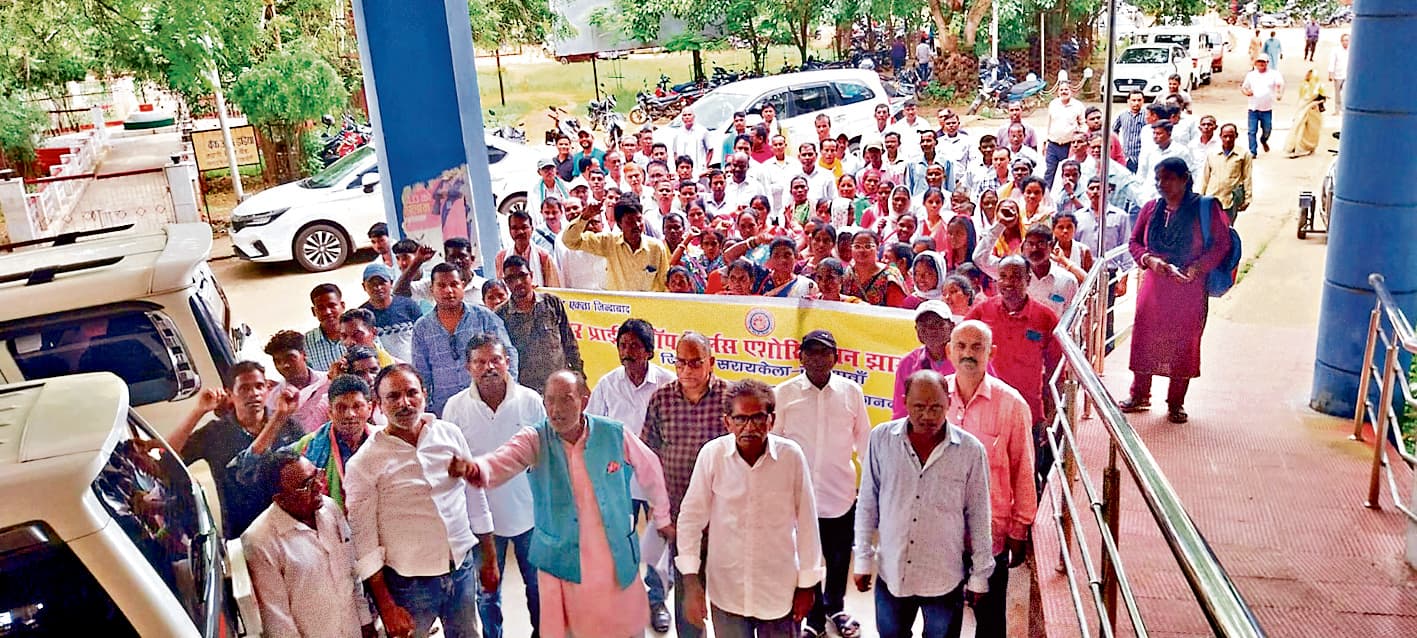 Seraikela Kharsawan News : राशन दुकानदारों को 11 महीने का बकाया कमीशन जल्द भुगतान हो