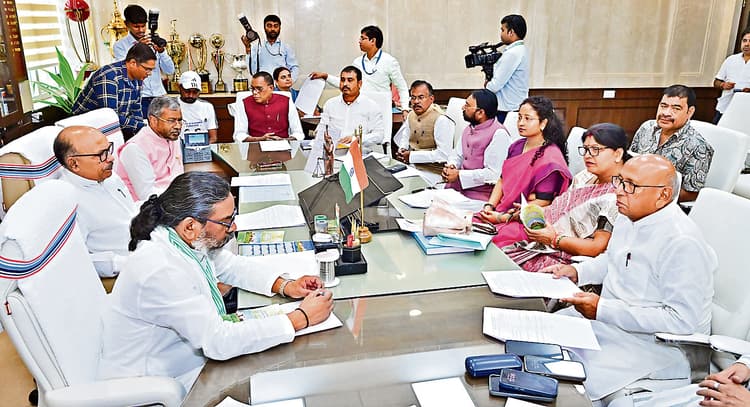 Political news : कार्यमंत्रणा समिति के गठन पर सत्ता पक्ष के प्रदीप ने उठाये सवाल, हुआ संशोधन