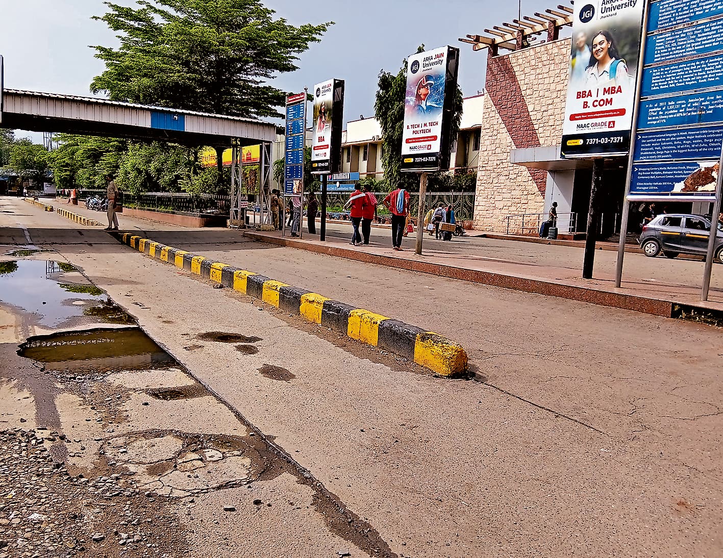 Jamshedpur News : टाटानगर स्टेशन ड्रॉपिंग लाइन बनी मुसाफिरों के लिए मुसीबत, गड्ढे और जलजमाव से परेशानी