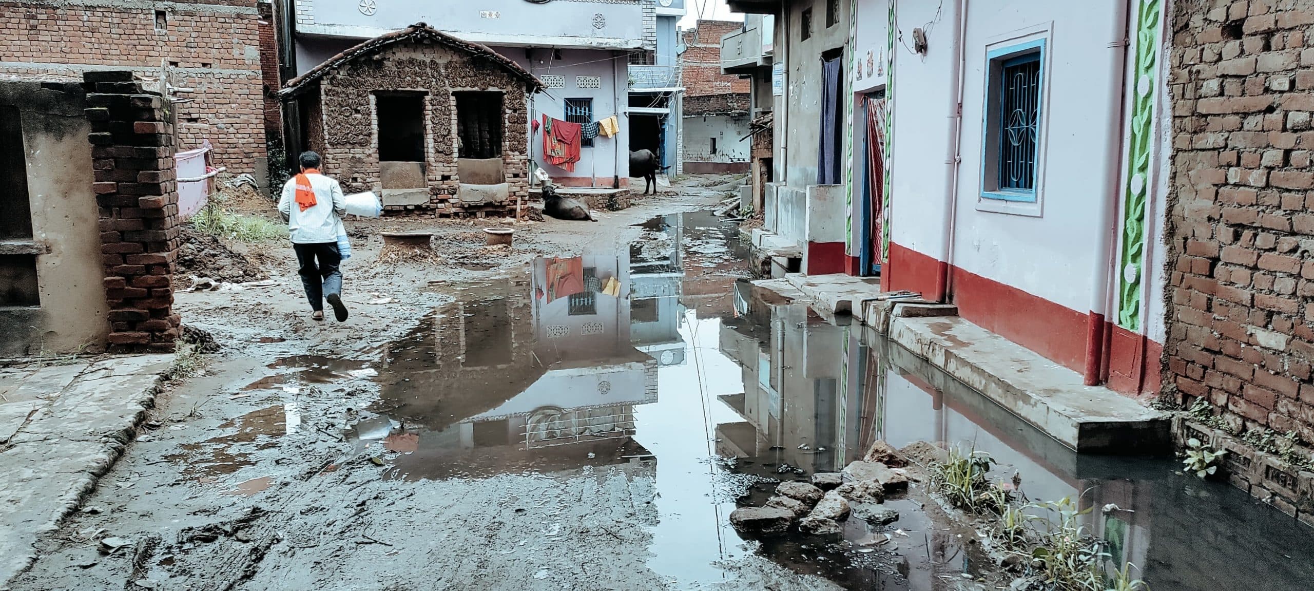 पडूरी पंचायत के वार्ड 14 की मुख्य गली में जलजमाव से परेशानी