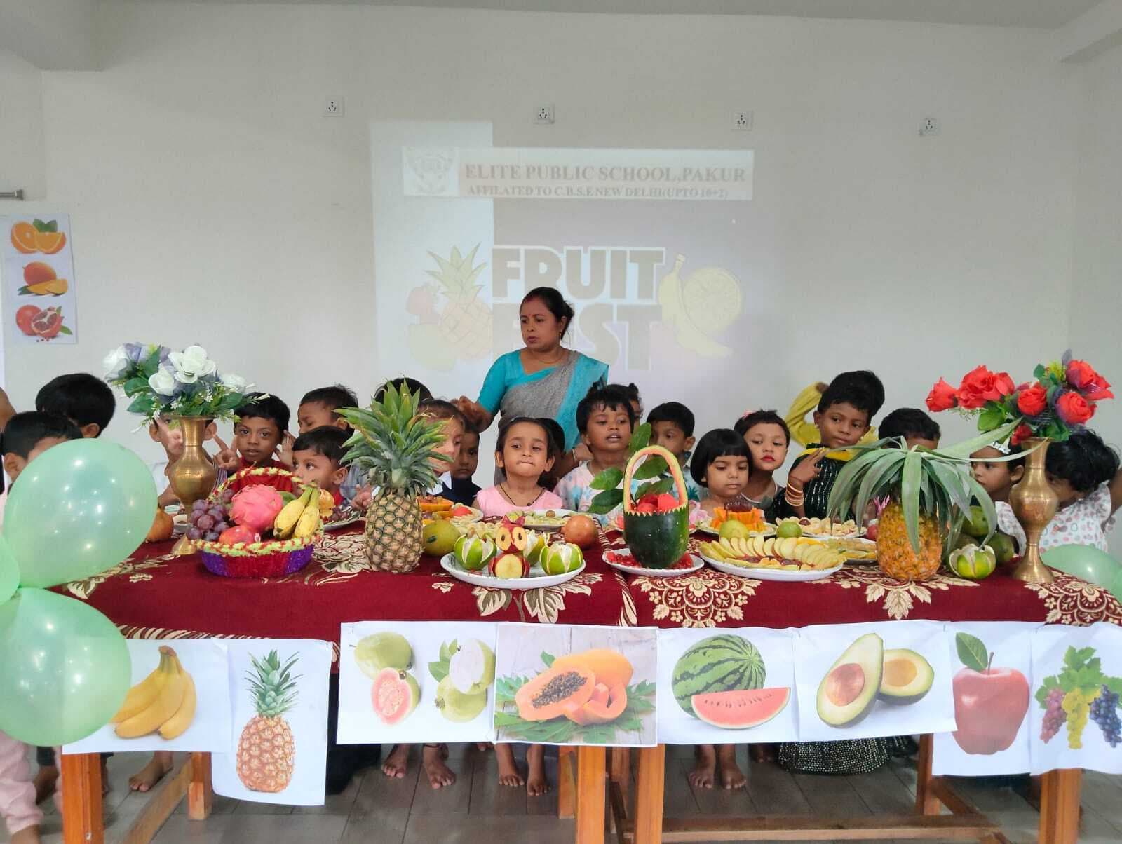 एलीट पब्लिक स्कूल में मनाया गया फल उत्सव