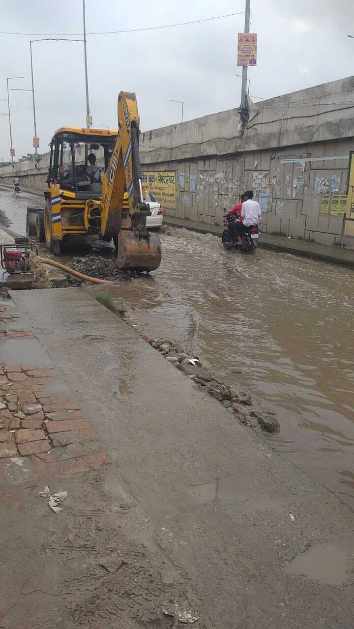 hajipur news. लिंक रोड में जमा पानी से गड्ढे में गिरकर घायल हो रहे लोग