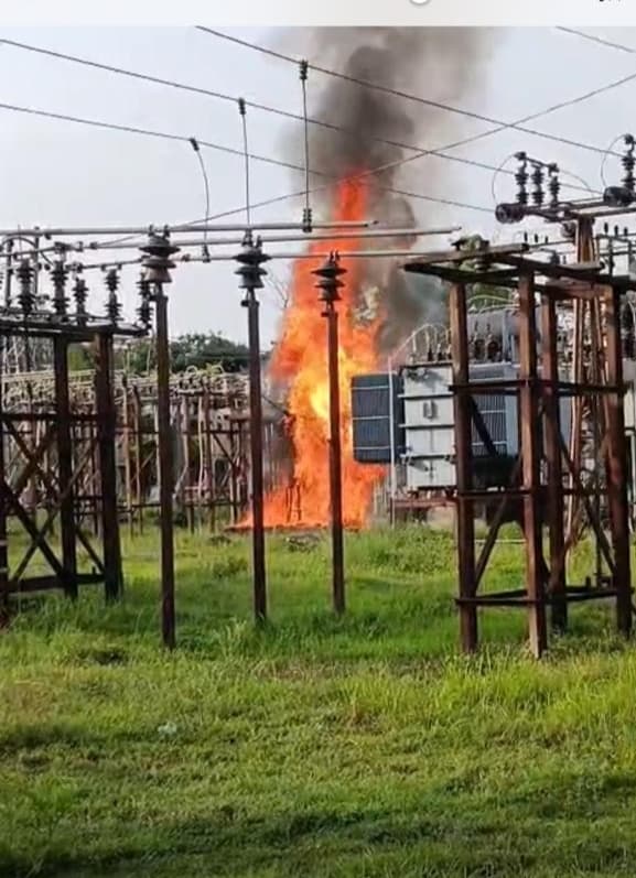 Motihari: ढाका पावर स्टेशन में लगी आग, आठ लाख की मशीनें जल कर खाक
