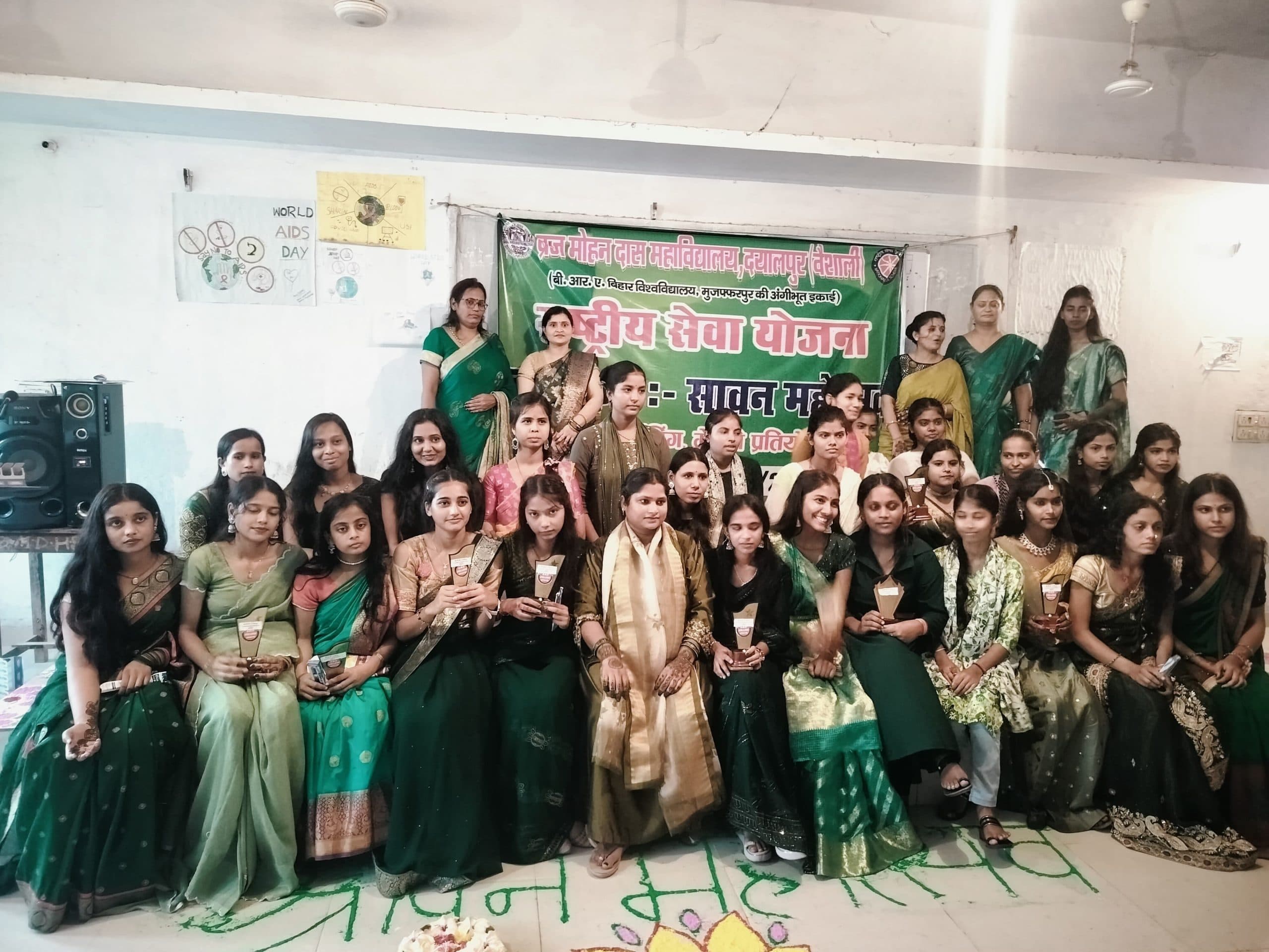 hajipur news. मेहंदी प्रतियोगिता में डॉली, रंगोली में प्रगति व पेंटिंग में करीना को प्रथम स्थान