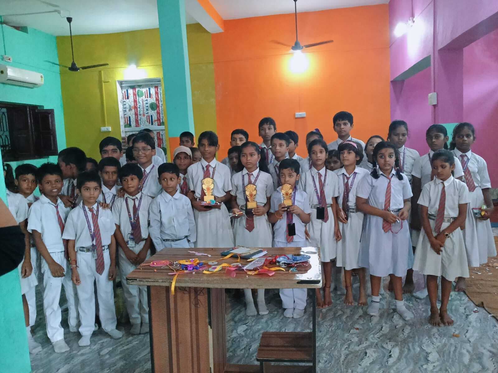 नालंदा पब्लिक स्कूल में राखी निर्माण प्रतियोगिता में रिया प्रथम