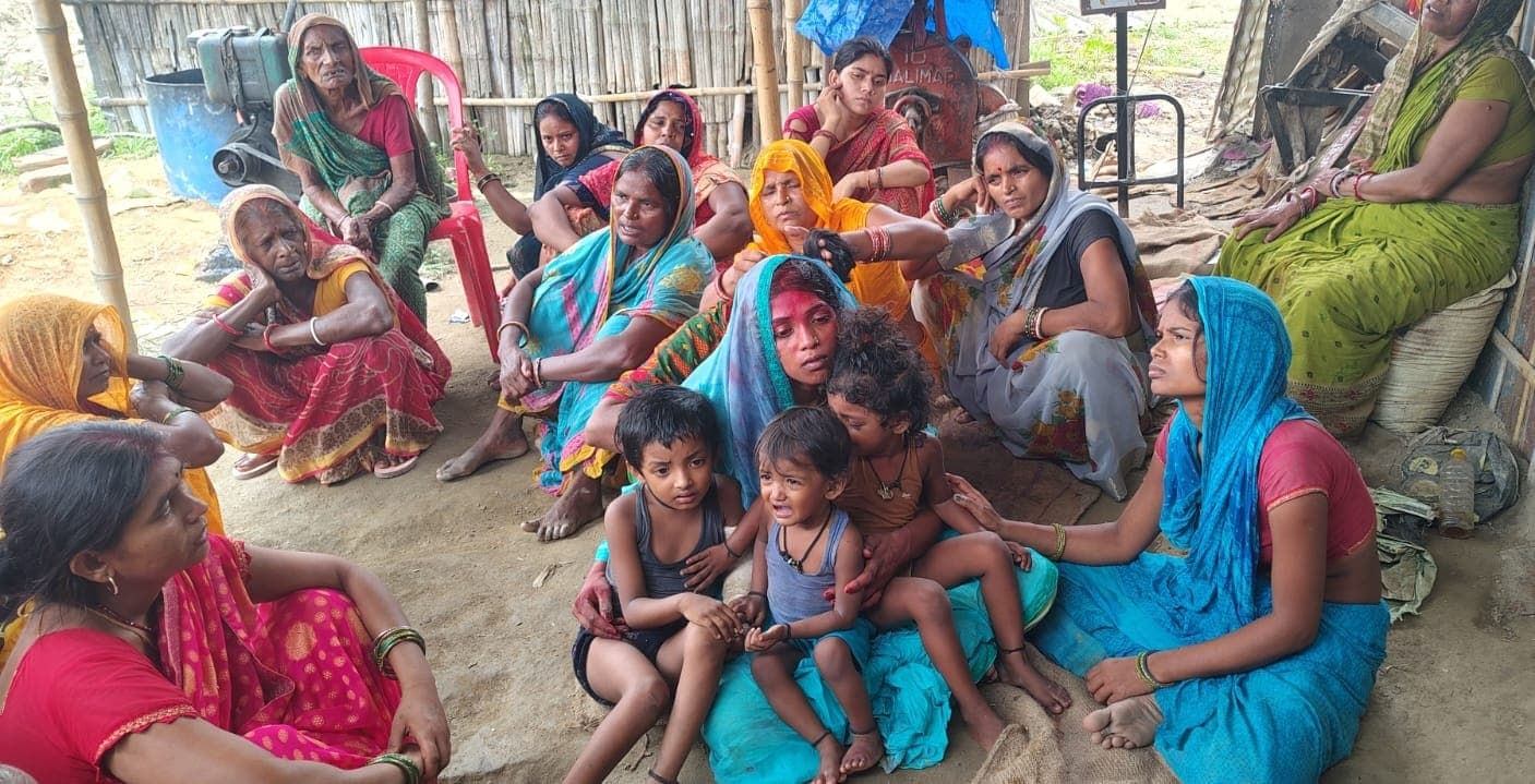 मटेश्वर धाम में जलाभिषेक के लिए लाइन में खड़ा युवक हुआ बेहोश, इलाज के दौरान मौत