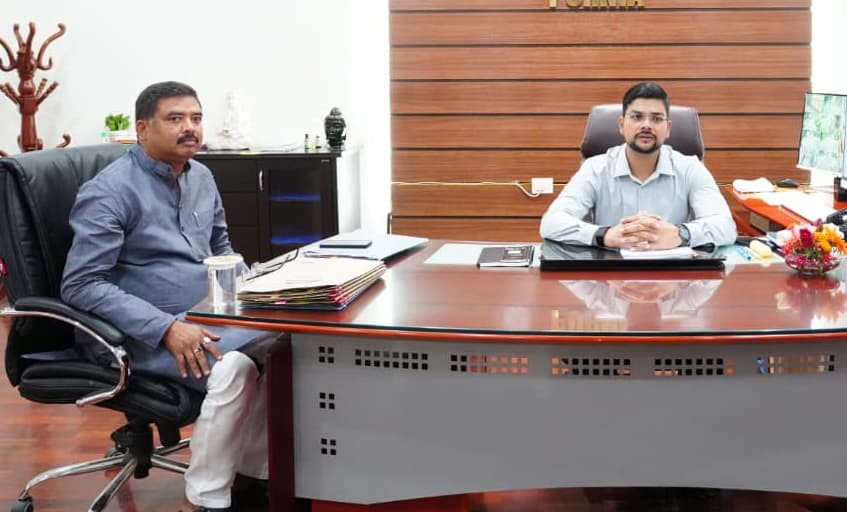 डीएम से मिल पूर्व सांसद ने एयरपोर्ट व अन्य योजनाओं पर की चर्चा