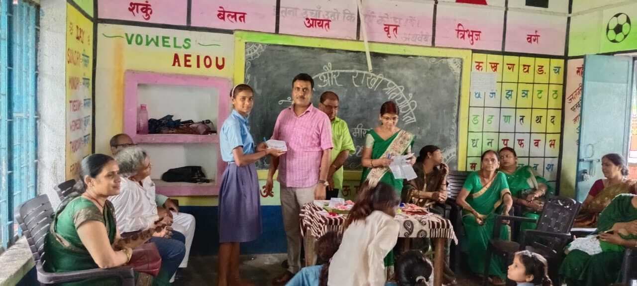 राखी बनाओ मेहंदी लगाओ प्रतियोगिता का आयोजन