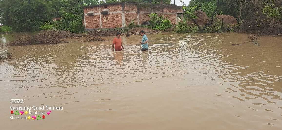 पकरिया गांव में घुसा बारिश का पानी, तीन मकान को क्षति, 200 एकड़ धान डूबा