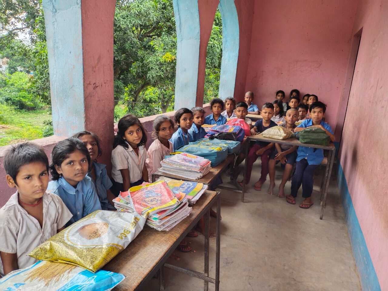 मंदिर के बरामदे और पेड़ की छांव में बैठकर पढ़ने को मजबूर हैं बच्चे