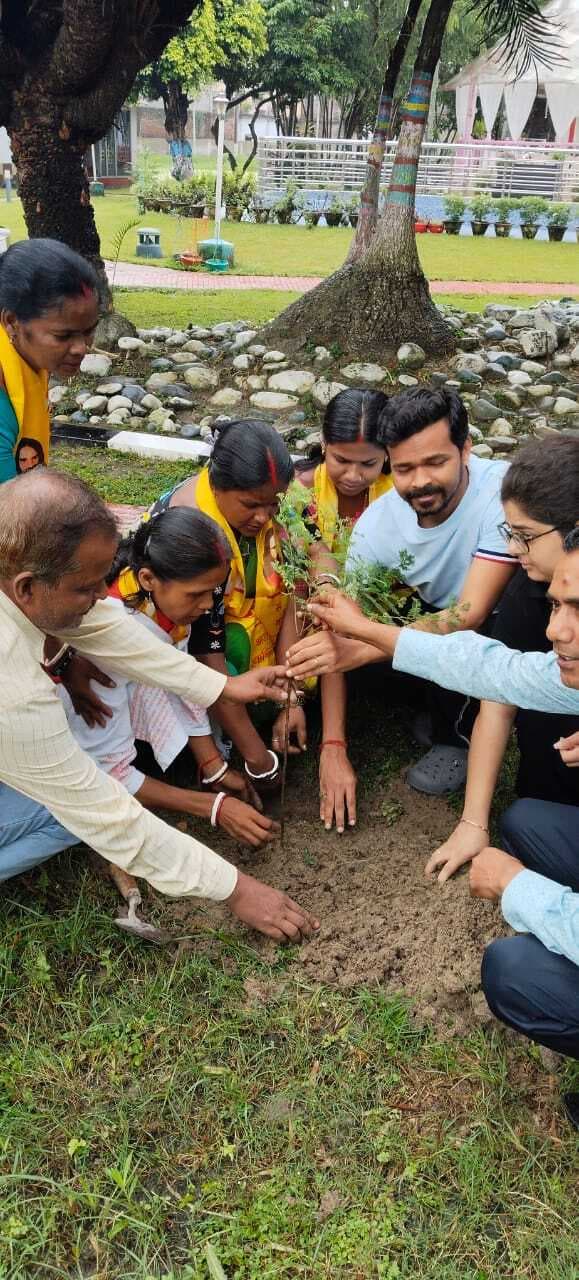 डीएम आवास में पंतजलि योग पीठ के सदस्यों ने किया पौधरोपण