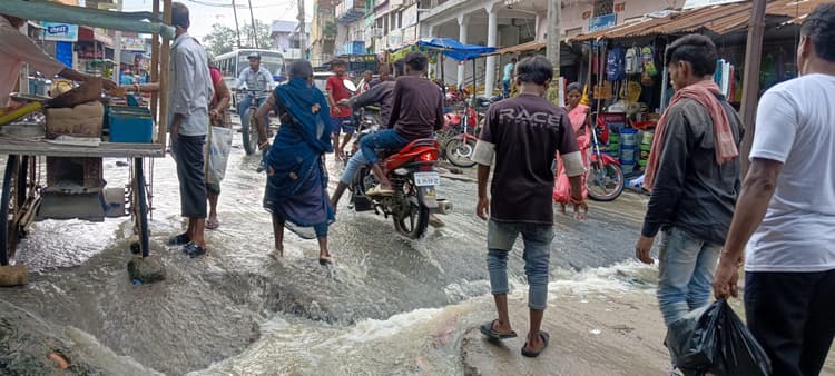 मूसलाधार बारिश से जलमग्न हुआ गोविंदपुर, जनजीवन प्रभावित