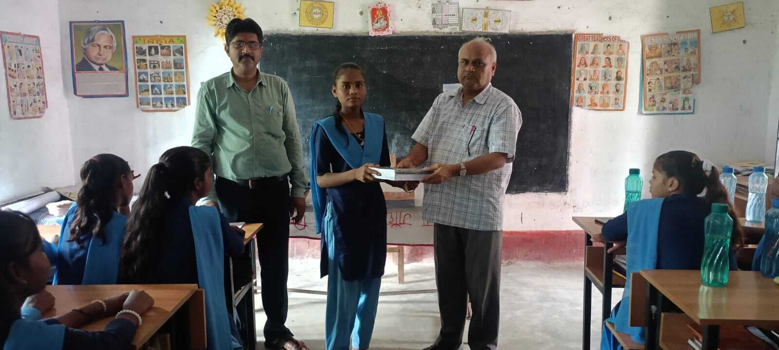 अब किताबों के साथ मिलेगा फ्री स्टेशनरी किट