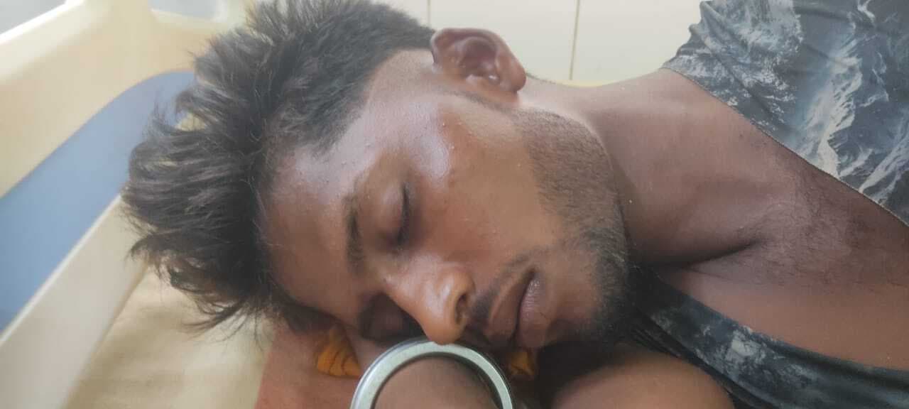 स्कूली वाहन और बाइक की जोरदार टक्कर, युवक गंभीर रूप से घायल