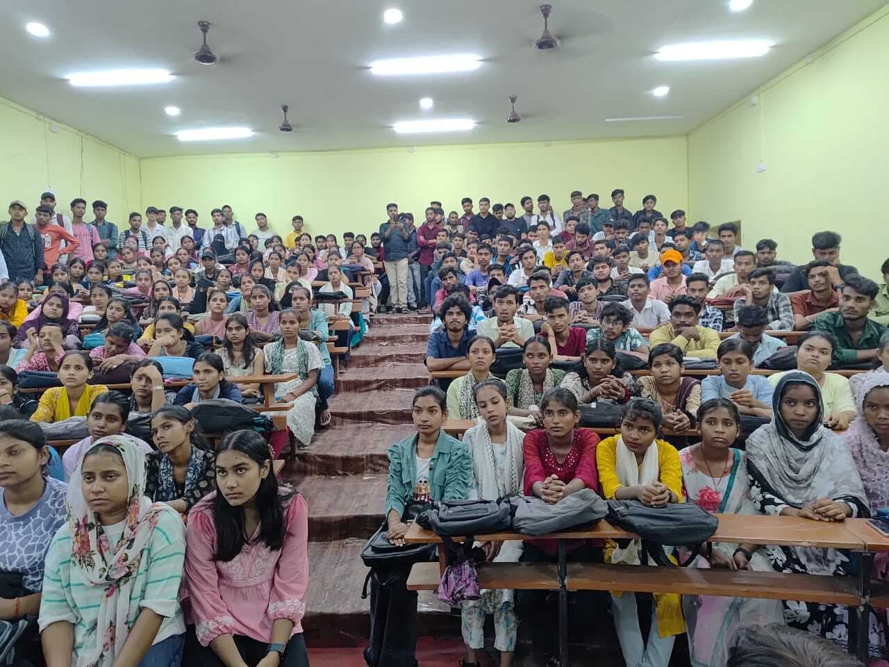 कक्षा में 75 प्रतिशत उपस्थिति अनिवार्य, प्रत्येक छात्र को करना होगा पालन