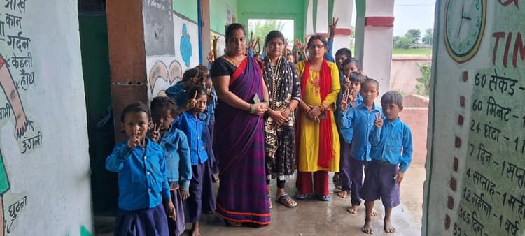 एचएम के पद पर संगीता ने ग्रहण किया पदभार, बच्चों में दिखी खुशी