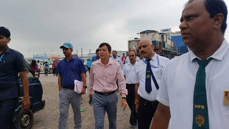 मंडल रेल प्रबंधक ने किया स्टेशन का निरीक्षण