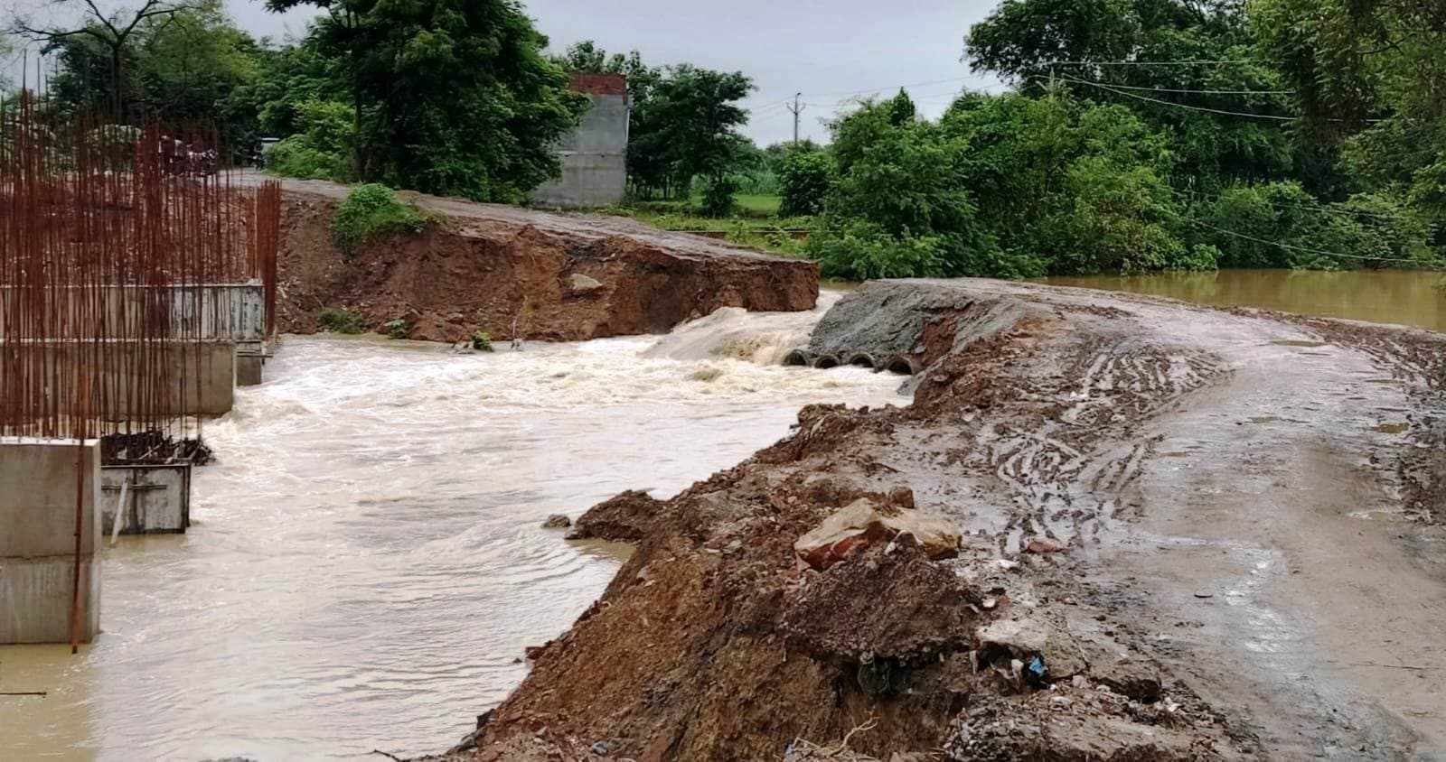 फिर बह गया डंगरी नदी में बना डायवर्सन, खड़गपुर-तारापुर के बीच संपर्क बाधित