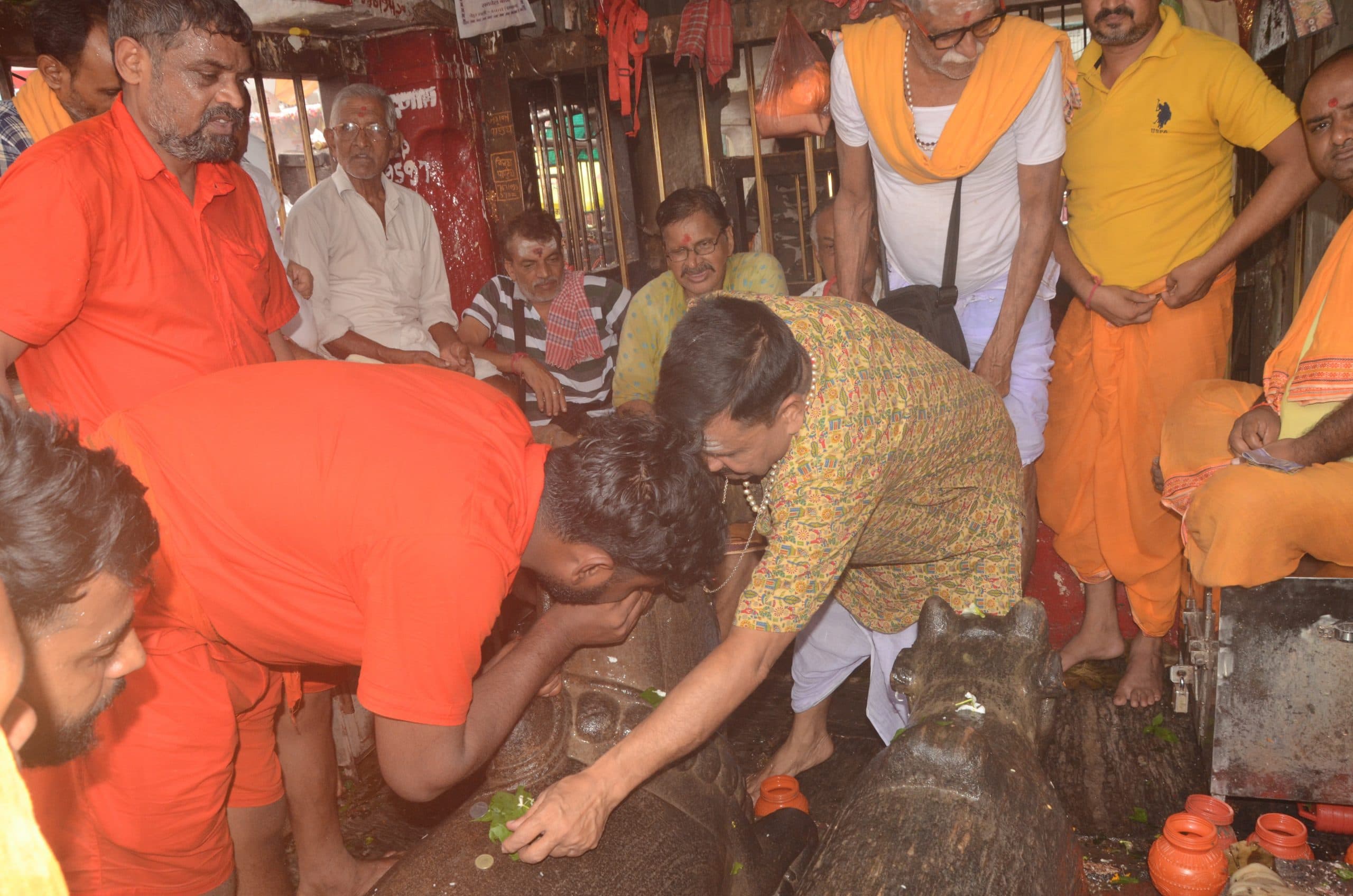 Deoghar news : बाबा की पूजा अर्चना के बाद नंदी महाराज की पूजा करना नहीं भूलते श्रद्धालु