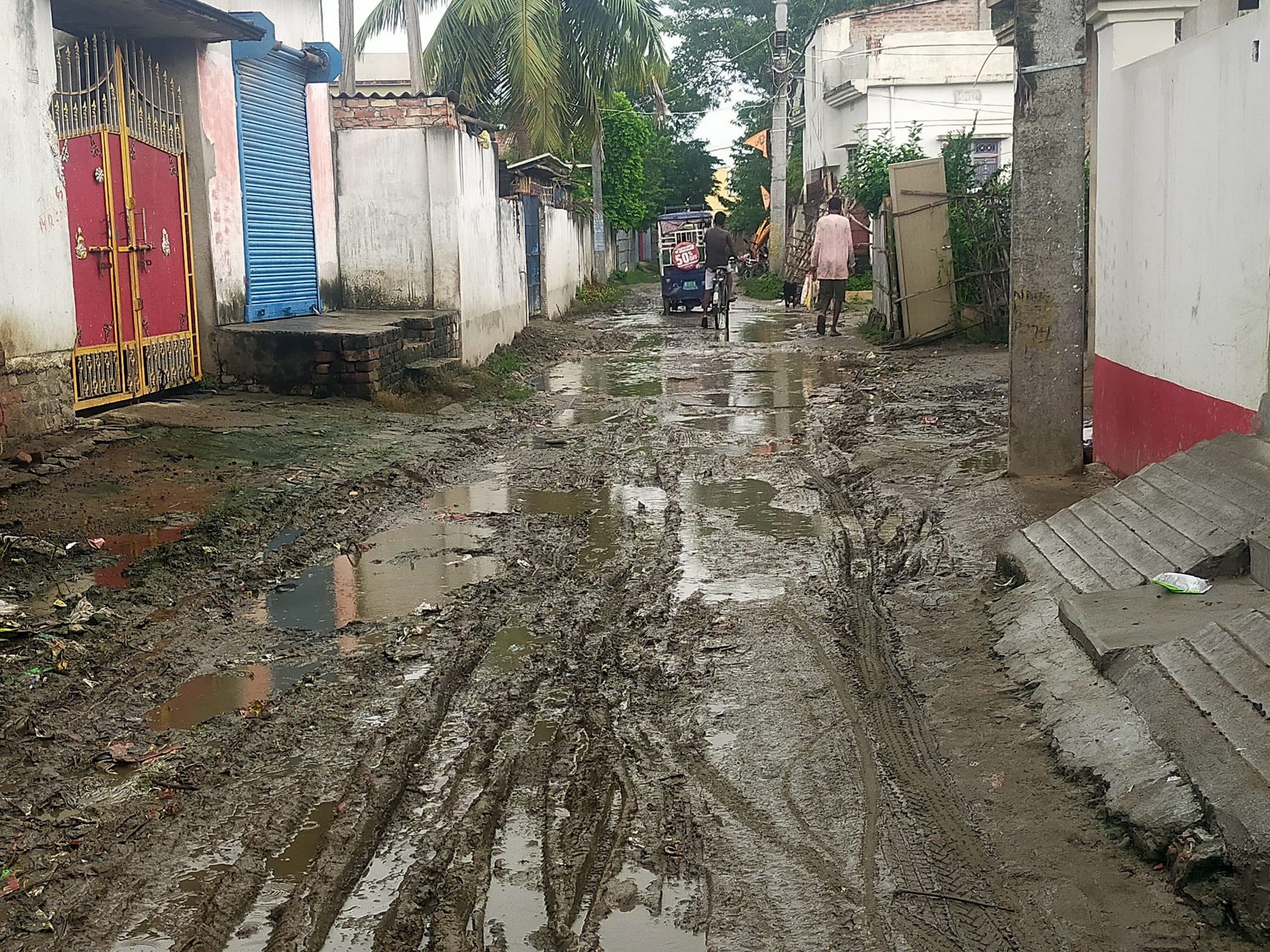 बारिश के बीच निगम की सड़कें हुई बदहाल, आवागमन प्रभावित