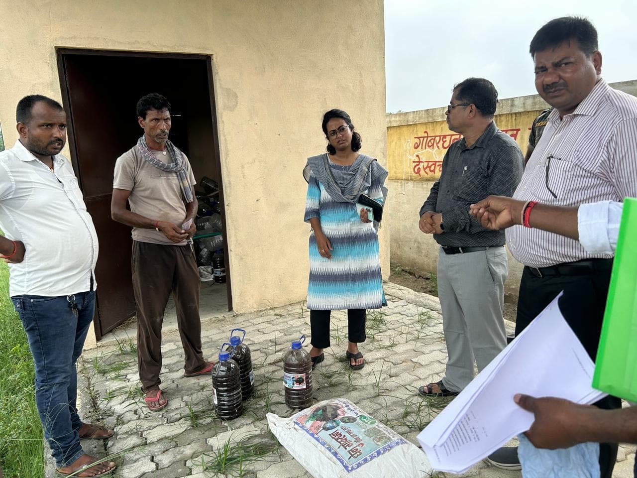 बायोगैस प्लांट का डीडीसी ने किया निरीक्षण, जैविक खाद अपनाने का दिया संदेश