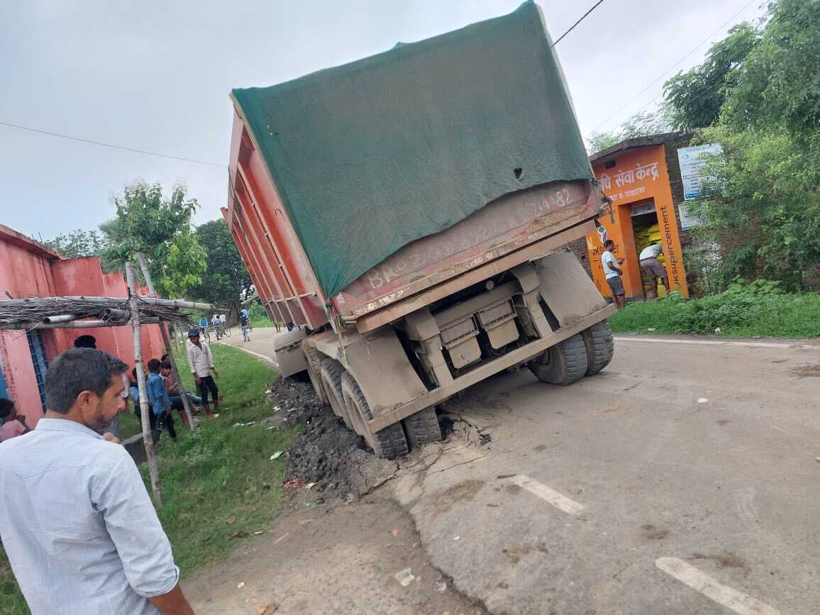 झिकटिया में ओवरलोड ट्रक धंसा, तीन घंटे तक ठप रहा आवागमन