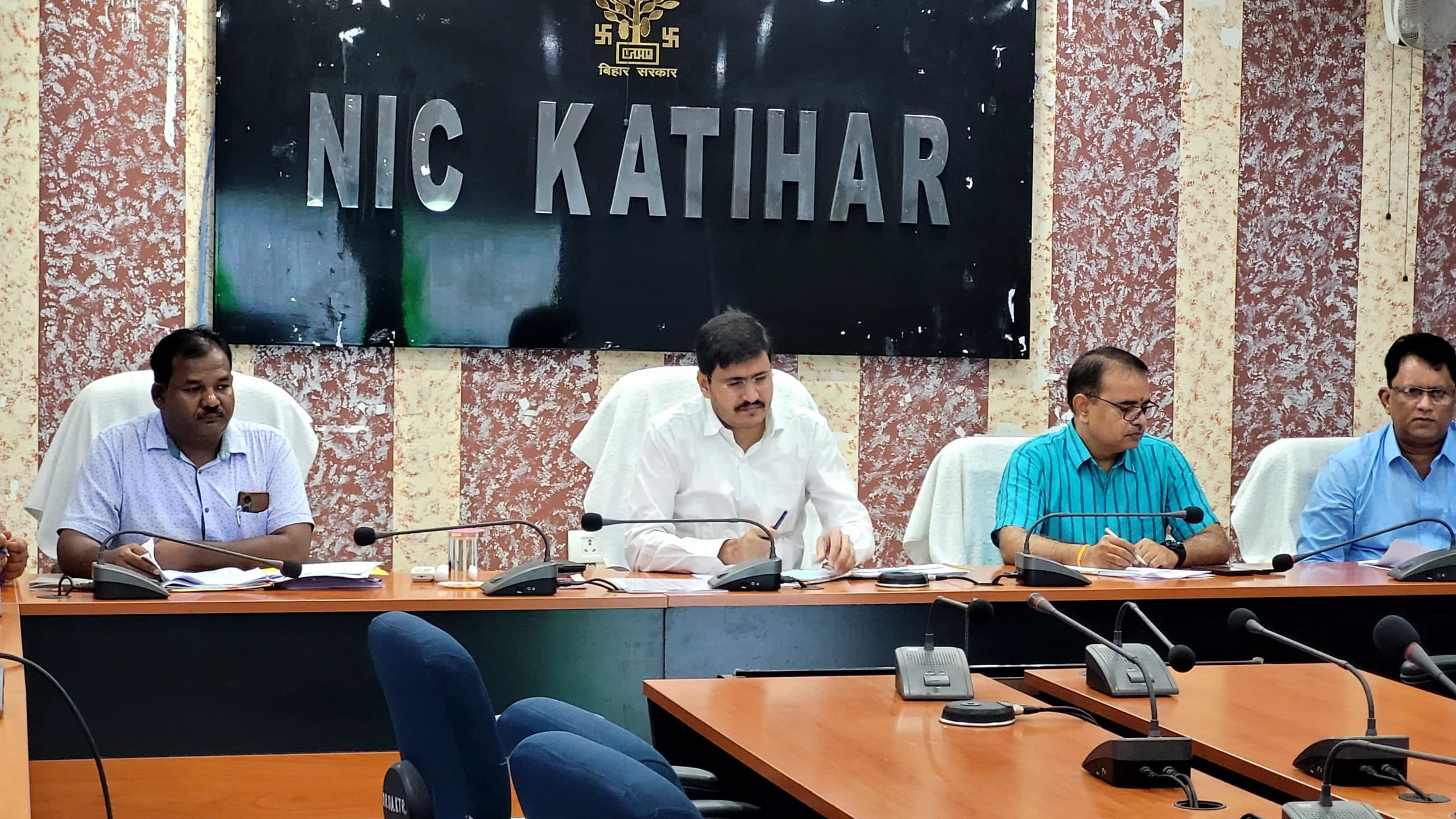 विद्यालय में बच्चों की शत-प्रतिशत उपस्थिति के लिए सार्थक पहल करें: डीएम